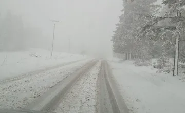 Vodiči neveria vlastným očiam. Cestu v okrese Poprad zasypal sneh, dávajte si pozor, úsek bol neupravený