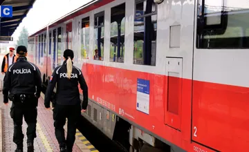 Vo vlaku na stanici Poprad-Tatry zasahovala polícia, dôvodom bola mimoriadna udalosť