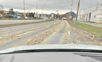 Oblačno, miestami bandurky? V Prešove na Vihorlatskej vodičov prekvapil pohľad na cestu, bola obsypaná zemiakmi