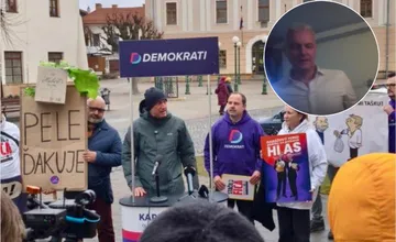VIDEO: Demokrati dorazili na radnicu v Kežmarku. Ferenčáka vyzývajú na koniec v politike, priniesli aj darček