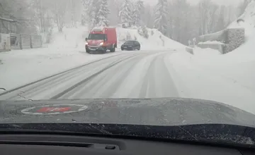 Sneženie komplikuje premávku na viacerých horských priechodoch v Prešovskom kraji, rátajte s obmedzeniami