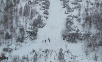 Vysoké Tatry bojujú so silným vetrom, postihnúť ich môže až víchrica. Hrozí aj vznik lavín
