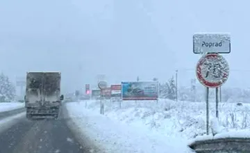 Sneženie naďalej komplikuje premávku v Prešovskom kraji, načas uzavreli aj horské priechody pre popadané stromy