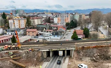 Na hlavnom ťahu v Poprade takmer rok prebieha rekonštrukcia. Rozšírenie cesty podľa mesta blokuje jeden vlastník pozemku