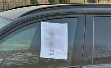 FOTO: Medzi Bratislavčanmi a vodičom z Popradu vypukol konflikt. Na aute mu nechali odkaz