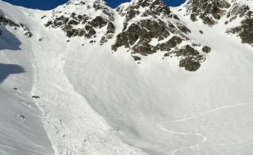 V Tatrách platí lavínové nebezpečenstvo. V horách si treba dávať pozor, stačí aj malé zaťaženie a príde pohroma