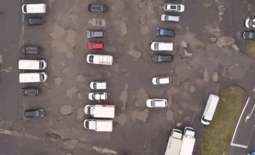 Problémové parkovisko na Sídlisku III sa konečne dočká rekonštrukcie. Prešovčania musia preparkovať svoje vozidlá