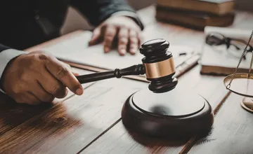 Súdny proces s uznávaným vedcom z Kanady definitívne ukončil prešovský súd, podľa rodičov mal zneužívať miestne dievčatá