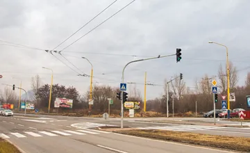 Na križovatke v Prešove nefunguje semafor, je poškodený po nehode. Situácia sa rieši, buďte opatrní