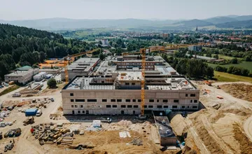 Záchranárske vrtuľníky nemôžu pristáť priamo pri spišskej nemocnici, pacientov vykladajú na letisku a prevezú sanitkou