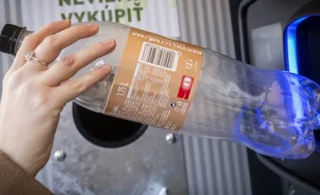 Rekordný počet vrátených fliaš u našich susedov. Zákazník si odniesol obrovskú sumu peňazí, rekord vydržal len pár hodín