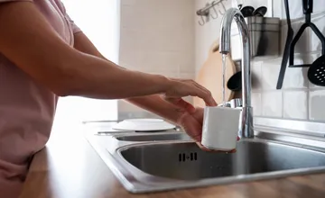 Obyvatelia obce pri Prešove sú zúfalí. Už niekoľko týždňov majú pitnú vodu len obmedzene, vodojem nemôžu doplniť