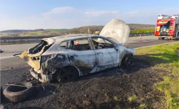 FOTO: Auto zachvátili plamene priamo na D1. Hasiči zasahovali pri Prešove, požiar napáchal tisícové škody