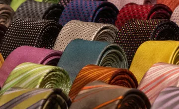 Svetový unikát pri Prešove. Peter zbiera kravaty z celého sveta, v jeho skrini nájdete kúsky od vplyvných politikov