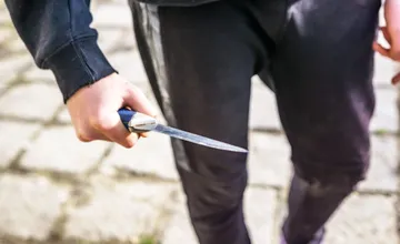 Muž zaútočil na predajcu v Medzilaborciach, chcel ho bodnúť nožom do brucha. Liečil sa zo závislosti od riedidla