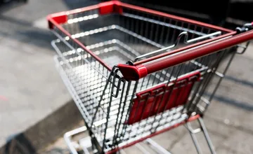 Kuriózny vstup do nákupného centra. Stropkovčania musia do obchodov prebehnúť cez frekventovanú cestu, chodníky chýbajú