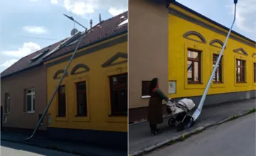 FOTO: Prešovčania sa bavia na unavenej lampe. Zrazený stĺp na Záhradnej spustil lavínu vtipov