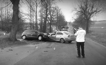 Tragické ráno v Poprade. Pri čelnej zrážke prišiel o život 54-ročný vodič, protiidúcemu autu sa nestihol vyhnúť