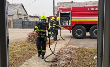 Neďaleko Starej Ľubovne bojujú hasiči s požiarom, viaceré budovy sa mali ocitnúť v plameňoch