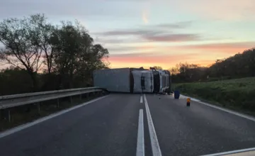 Medzi Závadkou a Topoľovkou sa prevrátil kamión s kurčatami, úsek bude neprejazdný ešte niekoľko hodín