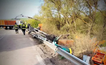 Prevrátený kamión v okrese Humenné blokuje cestu. Na mieste zasahujú záchranné zložky, úsek je neprejazdný