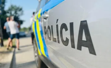 Nezhody mali vo Vranove nad Topľou hrôzostrašný záver. Agresor žene rozbil mobil, kameňom poškriabal auto