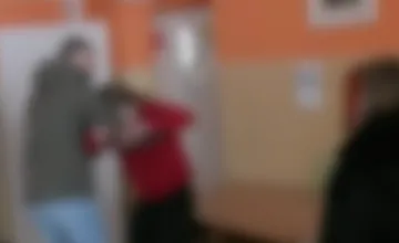 Odobratie 14-ročnej žiačky v škole na východe sa vymklo spod kontroly. Po zásahu polície ju odviezli záchranka