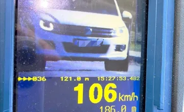 Cez obec sa rútil rýchlosťou 106 kilometrov za hodinu. Policajti zo Starej Ľubovne odhalili ďalšieho cestného piráta