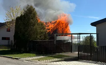 Veľký požiar pri Poprade. Čierny dym zahalil oblohu, požiar stodoly poškodil aj domy