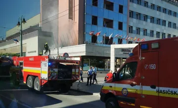 V Prešove horí Hotel Dukla. Plamene šľahali na streche lobby, na mieste zasahujú hasiči