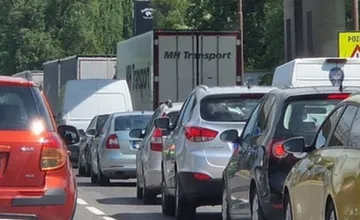 Vodiči zažívajú v Starej Ľubovni nočnú moru. Kolóny sa tiahnu niekoľko kilometrov, obyvatelia volajú po riešení