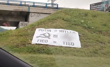 Košický odboj na východe opäť reaguje na Ficovu návštevu v Moskve, v meste vystavili ďalší ostrý transparent