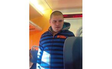 Muž vo vlaku okráda ľudí pomocou klamstva!