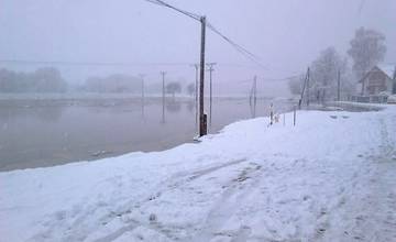 Rieka Sekčov sa vybrežila z Koryta a zablokovala cestu