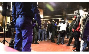 Uplynulú noc prebiehla rozsiahla akcia, zapojilo sa viac ako sto policajtov