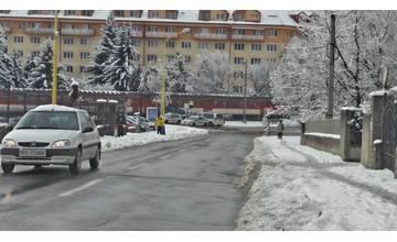 V Prešove sa zrazil vlak s autom, posádka ťažko ranená