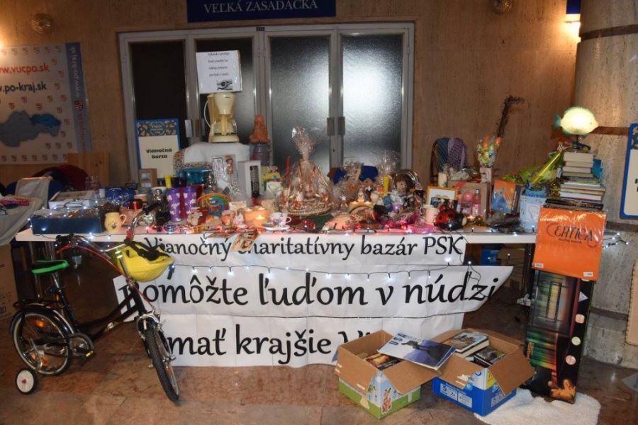 Úrad Prešovského samosprávneho kraja sa zmenil na vianočné trhovisko, foto 1