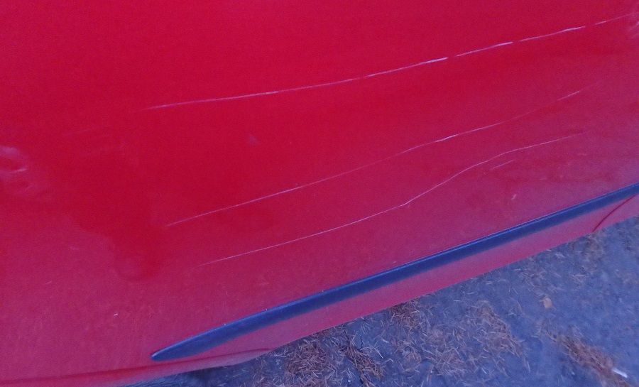 Poškriabané auto pred ÚPSVaR v Snine, foto 3