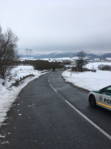 Dopravná nehoda medzi Popradom a obcou Spišské Bystré zranených 12 detí, foto 1