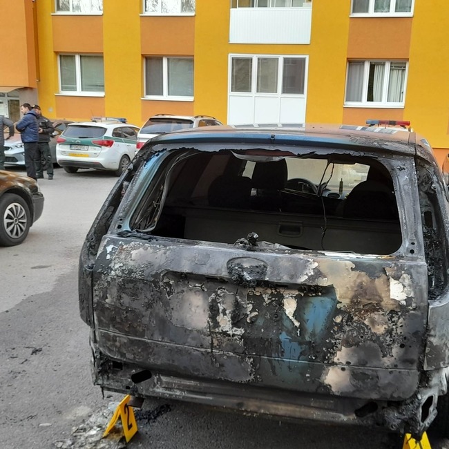FOTO: Úmyselne podpálené auto na prešovskom sídlisku, foto 1