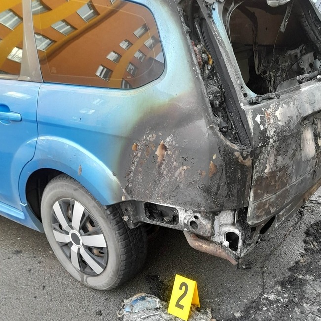 FOTO: Úmyselne podpálené auto na prešovskom sídlisku, foto 2