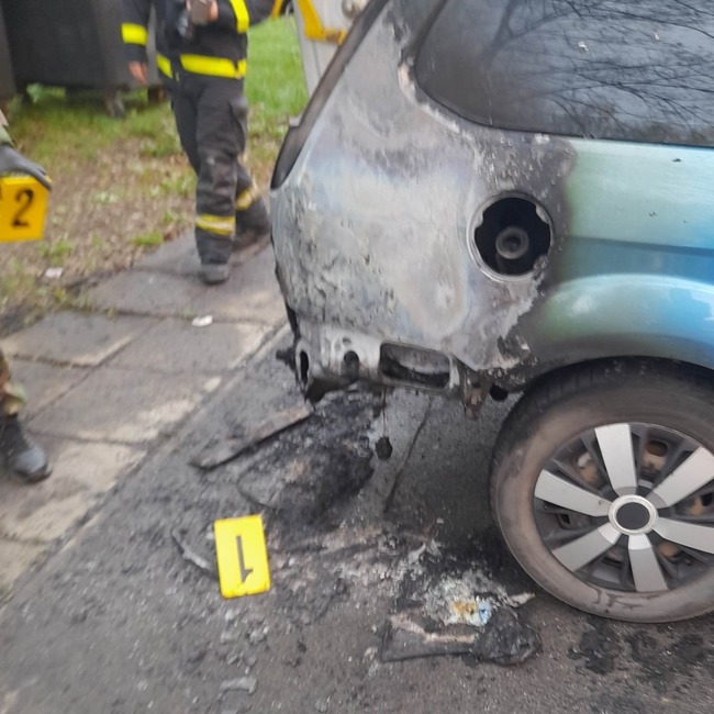 FOTO: Úmyselne podpálené auto na prešovskom sídlisku, foto 4