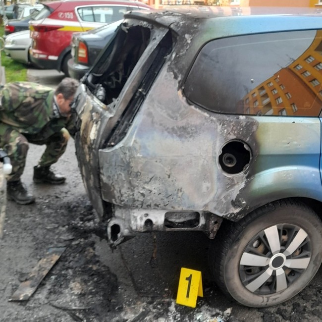 FOTO: Úmyselne podpálené auto na prešovskom sídlisku, foto 5