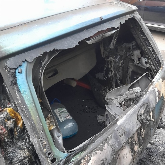 FOTO: Úmyselne podpálené auto na prešovskom sídlisku, foto 6