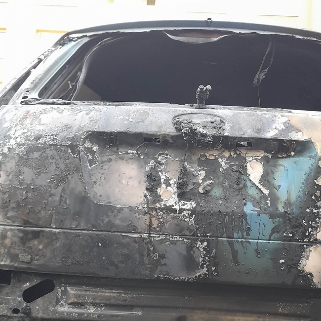FOTO: Úmyselne podpálené auto na prešovskom sídlisku, foto 7