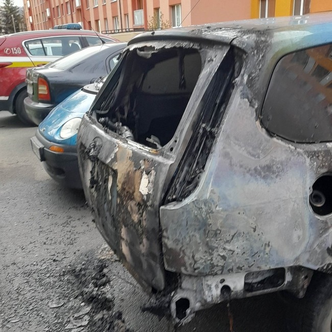 FOTO: Úmyselne podpálené auto na prešovskom sídlisku, foto 8