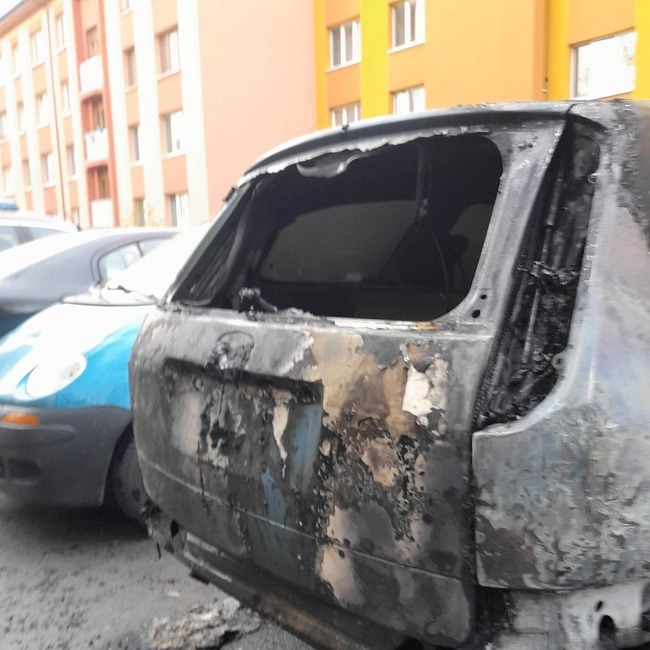 FOTO: Úmyselne podpálené auto na prešovskom sídlisku, foto 9