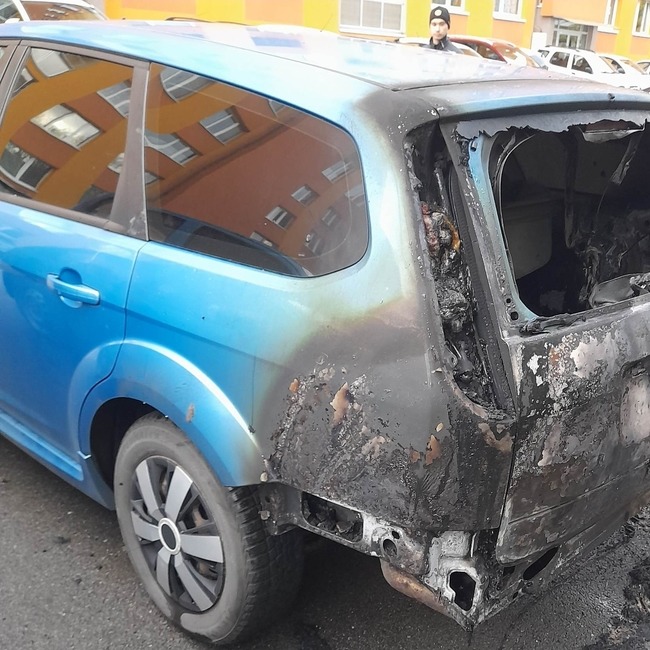 FOTO: Úmyselne podpálené auto na prešovskom sídlisku, foto 10