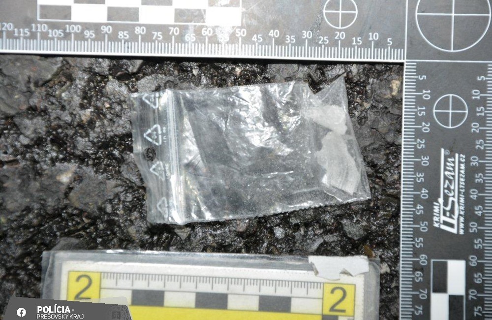 FOTO: Polícia v Kežmarku zastavila mladíka, ktorý mal v aute pervitín, foto 4