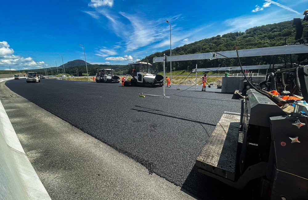 FOTO: Práce na severnom obchvate R4 Prešov pokračujú vo vysokom tempe, už bola položená obrusná vrstva, foto 1